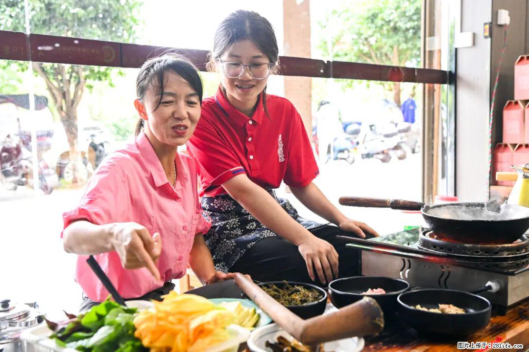 全网追的“扁担女孩”,找了一份暑假工,时薪12元 - 六盘水生活资讯 - 六盘水28生活网 lps.28life.com