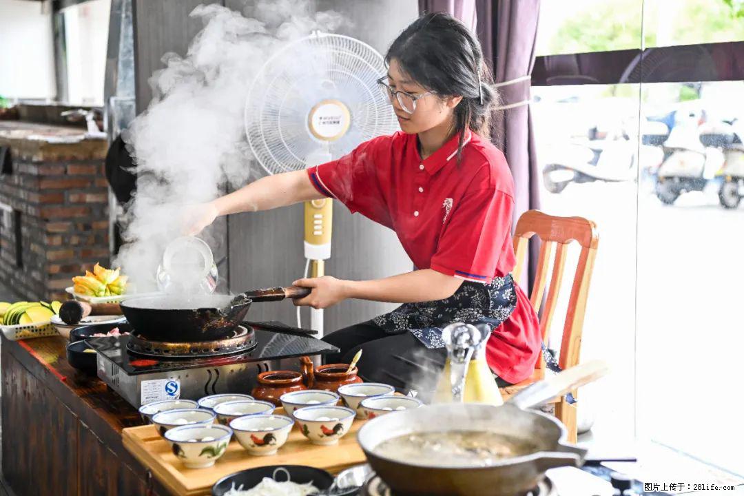 全网追的“扁担女孩”,找了一份暑假工,时薪12元 - 六盘水生活资讯 - 六盘水28生活网 lps.28life.com